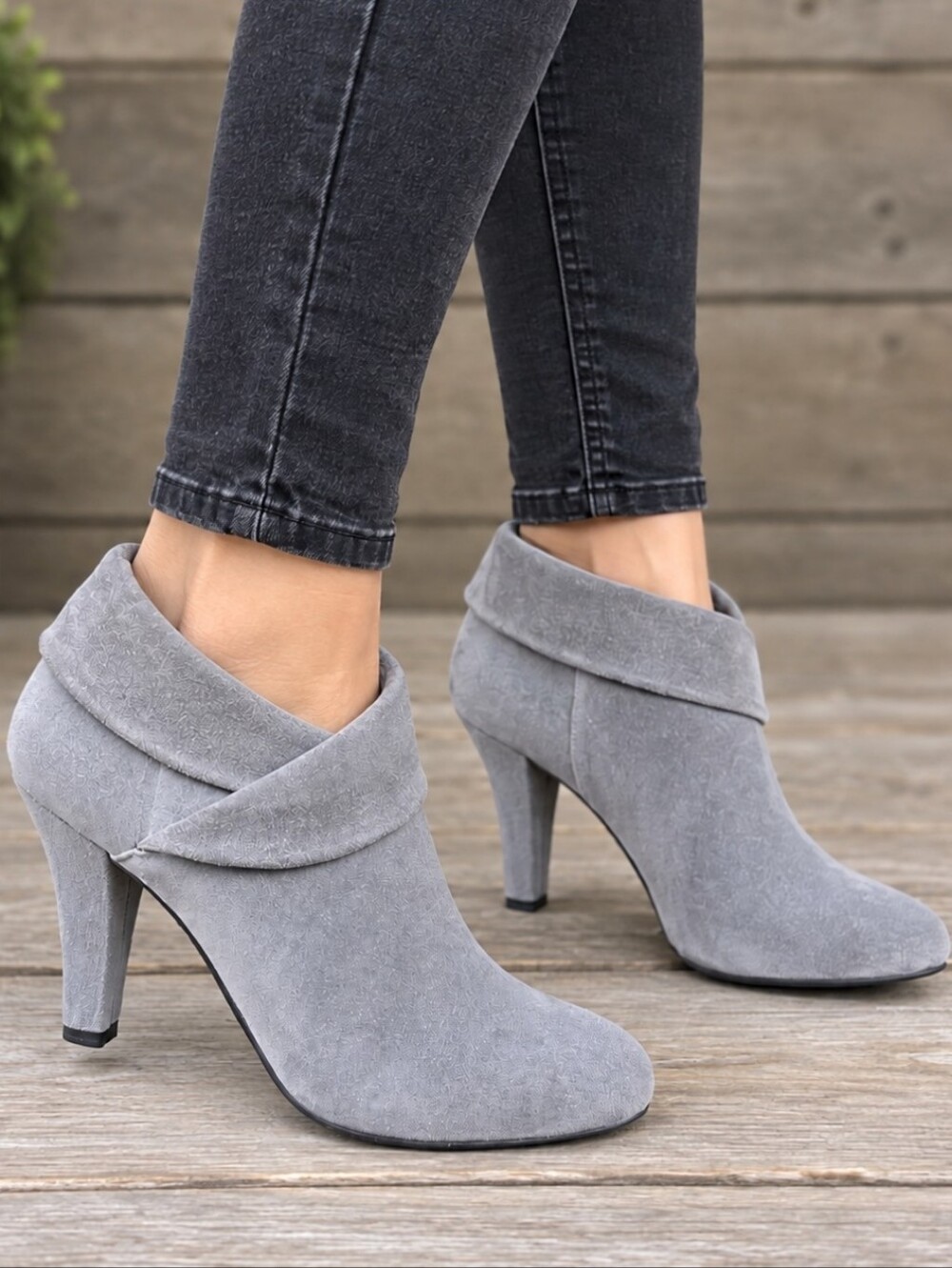 Enzo Angiolini Rachey Y2K Feminie Minimalist Gray Suede Heeled Bootie 8.5M